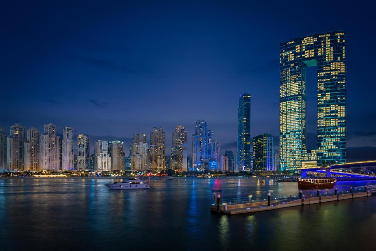 Address Beach Resort Dubai Eksteriør bilde View of the complex at night