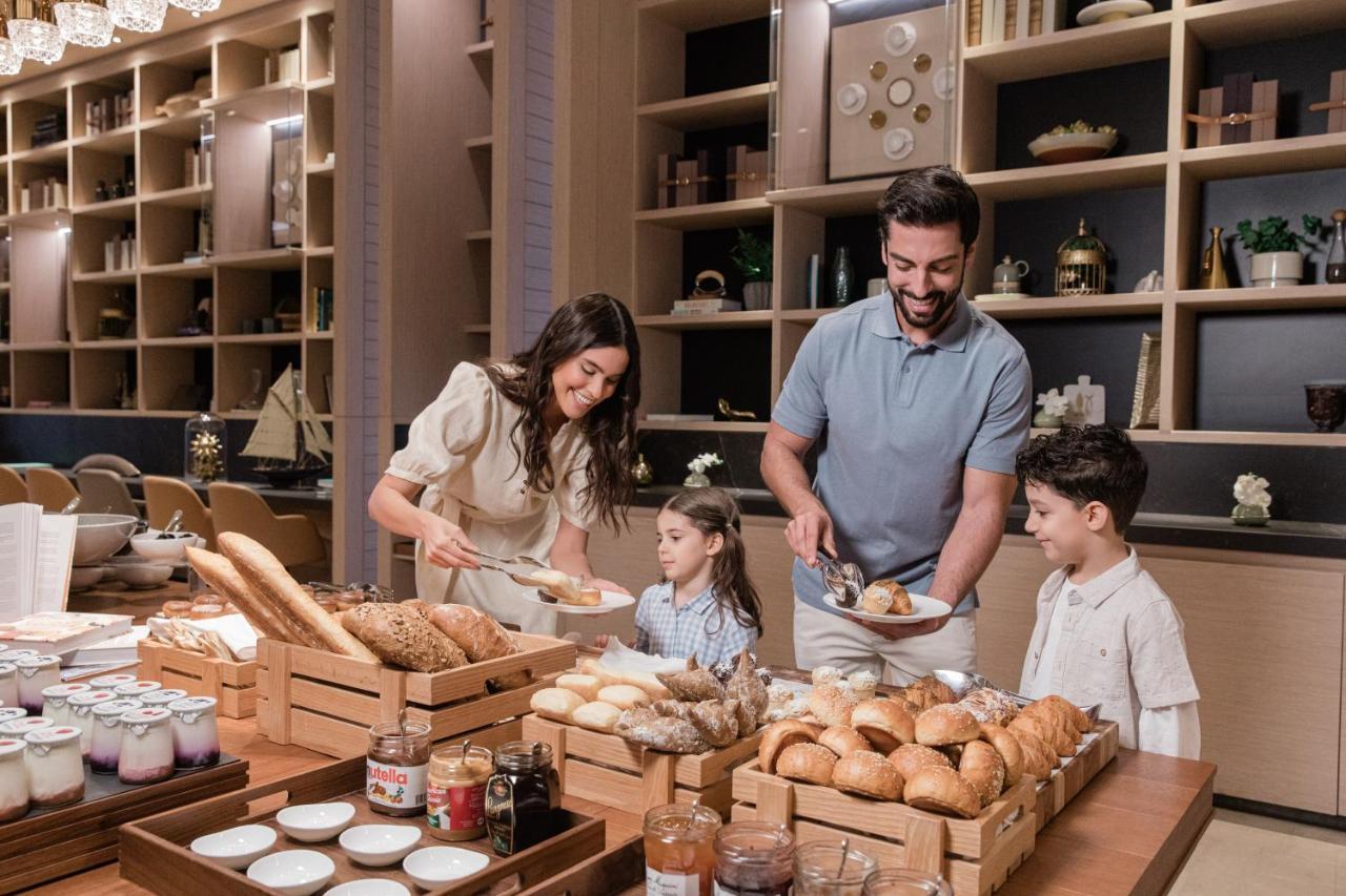 Address Beach Resort Dubai Eksteriør bilde Family at the buffet